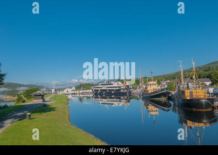 Bateaux et cruiser seigneur des Glens dans le bassin du canal avant le blocage de la mer Caledonian Canal Corpach nr Fort William Ecosse Highland Banque D'Images