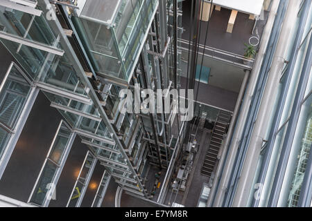 Regardant vers le bas dans une cage d'ascenseur d'un immeuble de bureaux modernes Banque D'Images