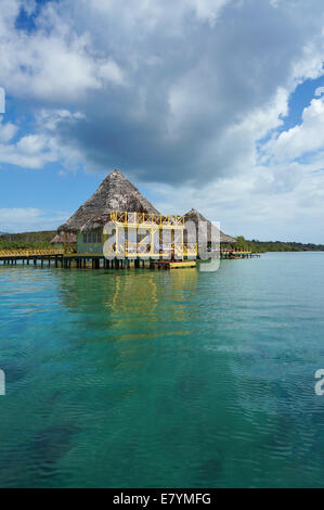 Caribbean resort overwater avec toit de chaume, Bocas del Toro, PANAMA, Amérique Centrale Banque D'Images