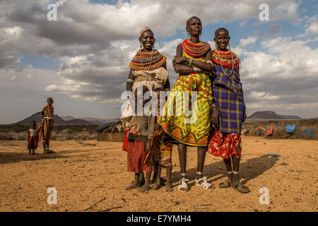 Les femmes Samburu Maa-parlant, se préparer à faire bijoux en perles à West Gate Conservancy, dans le nord du Kenya. Comme l'un des plus Banque D'Images