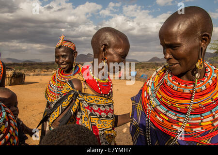 Les femmes Samburu Maa-parlant, se préparer à faire bijoux en perles à West Gate Conservancy, dans le nord du Kenya. Comme l'un des plus Banque D'Images