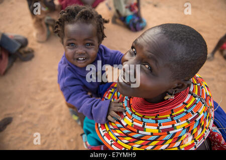 Les femmes Samburu Maa-parlant, se préparer à faire bijoux en perles à West Gate Conservancy, dans le nord du Kenya. Comme l'un des plus Banque D'Images