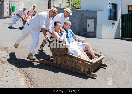 Descente traditionnelle excursion de traîneau à Madère, au Portugal. Banque D'Images