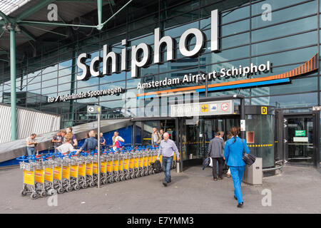 Avec les voyageurs de passage d'entrée de l'aéroport à l'aéroport d'Amsterdam Banque D'Images