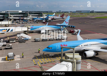 L'aéroport de Schiphol avec les travailleurs et les avions au départ et à l'arrivée Banque D'Images