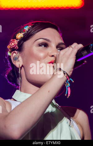 Pop star britannique Jessie J'effectuer au Victoria Stadium à Gibraltar Gibraltar 2013 pendant la fête de la musique. Banque D'Images