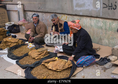 Les vendeurs de rue kurde portant des vêtements traditionnels qui vendent du tabac à Erbil (Kurdistan iraquien, Arbil) province, l'Iraq. Banque D'Images