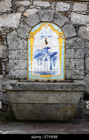 Fontaine en pierre et en céramique à côté de rue, Vila Praia de Ancora , le nord du Portugal Banque D'Images