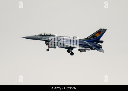 Un F-16 Fighting Falcon de l'Armée de l'air Belge effectue au Palaio Faliro Pre-Air show. Les affichages publics du spectacle aérien de Tatoi, qui fait partie de la 3e semaine de vol Athènes a commencé avec un pré-show avec fly off à la côte de Palaio Faliro près d'Athènes. © Michael Debets/Pacific Press/Alamy Live News Banque D'Images