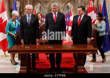 Ottawa. 26 Sep, 2014. Le premier ministre du Canada Stephen Harper(C) se distingue avec Herman Van Rompuy (L), Président du Conseil européen, et José Manuel Barroso, président de la Commission européenne, avant la cérémonie de signature à la colline du Parlement à Ottawa, Canada, le 26 septembre 2014. Les dirigeants de l'Union, étaient en ville pour signer officiellement le Canada et l'UE sur l'accord économique et commercial global (AECG), pour lequel les négociations ont pris fin en août, et qui doit encore être approuvé par le Conseil européen et le parlement de l'UE. Crédit : David Kawai/Xinhua/Alamy Live News Banque D'Images