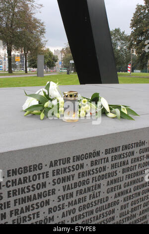 Tallinn, Estonie. 26 Sep, 2014. Premières bougies ont été allumées à la mémoire de la statue de l'Estonie à Tallinn pour 20 ans commémoration de la catastrophe. Mme ferry Estonie a coulé alors qu'il sur la route de Tallinn, Estonie, à Stockholm, en Suède, au cours de la nuit 28 septembre 1994. C'était la pire catastrophe de l'Europe ferry coûte 852 vies. La plupart des victimes ont été suédoise et estonienne. Credit : Heini Kettunen/Alamy Live News Banque D'Images
