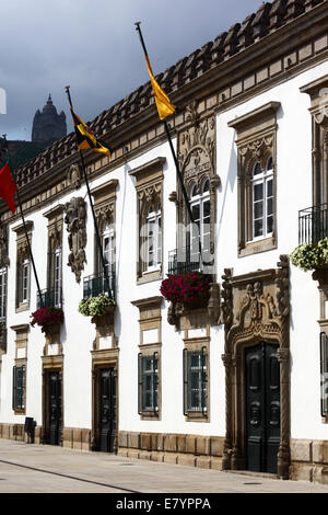 Façade de la Casa de Carreira mansion , basilique de Santa Luzia en arrière-plan , Viana do Castelo , Portugal du nord Banque D'Images
