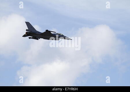 Un F-16M de la Force aérienne néerlandaise effectue au 2014 Tatoi meeting aérien. Le spectacle aérien de Tatoi, la principale manifestation publique de la 3ème semaine de vol d'Athènes 2014, a commencé avec une performance acrobatique par équipes et équipes de démonstration de forces aériennes étrangères à l'aéroport Tatoi près d'Athènes en Grèce. © Michael Debets/Pacific Press/Alamy Live News Banque D'Images
