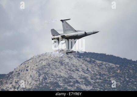 Un F-16M de la Force aérienne néerlandaise effectue au 2014 Tatoi meeting aérien. Le spectacle aérien de Tatoi, la principale manifestation publique de la 3ème semaine de vol d'Athènes 2014, a commencé avec une performance acrobatique par équipes et équipes de démonstration de forces aériennes étrangères à l'aéroport Tatoi près d'Athènes en Grèce. © Michael Debets/Pacific Press/Alamy Live News Banque D'Images