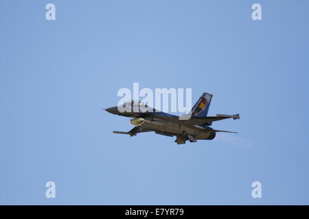 Acharnes, Grèce. 26 septembre 2014. Un F-16AM de l'Armée de l'air belge fonctionne à l'Airshow 2014 Tatoi. Le spectacle aérien de Tatoi, la principale manifestation publique de la 3ème semaine de vol d'Athènes 2014, a commencé avec une performance acrobatique par équipes et équipes de démonstration de forces aériennes étrangères à l'aéroport Tatoi près d'Athènes en Grèce. Crédit : Michael Debets/Alamy Live News Banque D'Images
