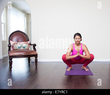 Woman doing yoga at gym Banque D'Images