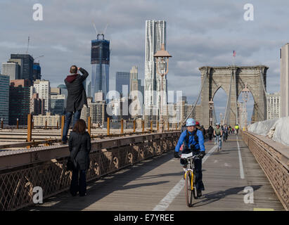 Les cyclistes et les touristes profiter d'une journée sur le pont de Brooklyn. Banque D'Images