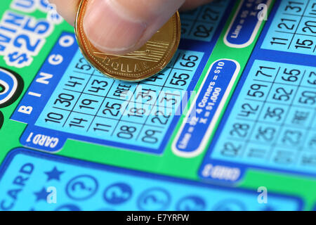 Coquitlam, BC Canada - 15 juin 2014 : femme rayures billet de loterie appelé Bingo. C'est publié par BC Lottery Corporation a Banque D'Images