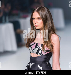 Sydney, Australie. 26 Sep, 2014. Un modèle en vedette conçoit par Nicola Finetti durant la présente de l'Italie avec Lavazza Passion spectacle au Festival de la mode Mercedes-Benz à Sydney Sydney Town Hall le 26 septembre 2014 à Sydney, Australie. Credit : MediaServicesAP/Alamy Live News Banque D'Images