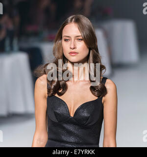 Sydney, Australie. 26 Sep, 2014. Un modèle en vedette conçoit par Nicola Finetti durant la présente de l'Italie avec Lavazza Passion spectacle au Festival de la mode Mercedes-Benz à Sydney Sydney Town Hall le 26 septembre 2014 à Sydney, Australie. Credit : MediaServicesAP/Alamy Live News Banque D'Images
