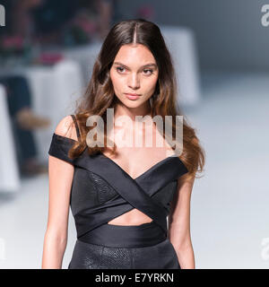 Sydney, Australie. 26 Sep, 2014. Un modèle en vedette conçoit par Nicola Finetti durant la présente de l'Italie avec Lavazza Passion spectacle au Festival de la mode Mercedes-Benz à Sydney Sydney Town Hall le 26 septembre 2014 à Sydney, Australie. Credit : MediaServicesAP/Alamy Live News Banque D'Images