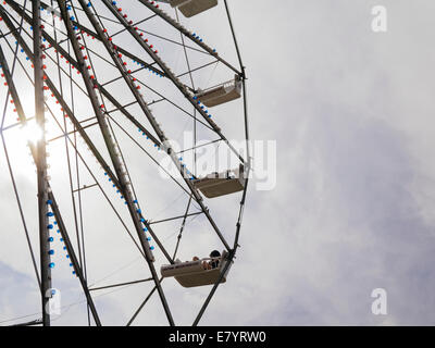 Low angle view of Ferris roue Banque D'Images