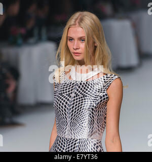 Sydney, Australie. 26 Sep, 2014. Un modèle en vedette conçoit par Nicola Finetti durant la présente de l'Italie avec Lavazza Passion spectacle au Festival de la mode Mercedes-Benz à Sydney Sydney Town Hall le 26 septembre 2014 à Sydney, Australie. Credit : MediaServicesAP/Alamy Live News Banque D'Images