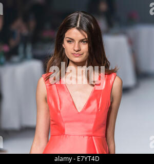 Sydney, Australie. 26 Sep, 2014. Un modèle en vedette conçoit par Nicola Finetti durant la présente de l'Italie avec Lavazza Passion spectacle au Festival de la mode Mercedes-Benz à Sydney Sydney Town Hall le 26 septembre 2014 à Sydney, Australie. Credit : MediaServicesAP/Alamy Live News Banque D'Images