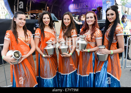 Londres, Royaume-Uni. 26 Sep, 2014. Un groupe de danseurs pose une photo sur Trafalgar Square à Londres. Credit : Voir Li/Alamy Live News Banque D'Images