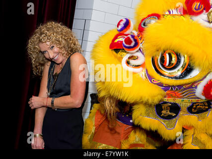 Le designer britannique Kelly Hoppen a l'ouverture de Gordon Ramsey's Bread Street Restaurant,au cours de la danse du lion. Banque D'Images