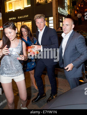 Hong Kong, Chine l'ouverture de R-S de Gordon Ramsey's Bread Street restaurant.Gordon Ramsey sigs des autographes. D Banque D'Images