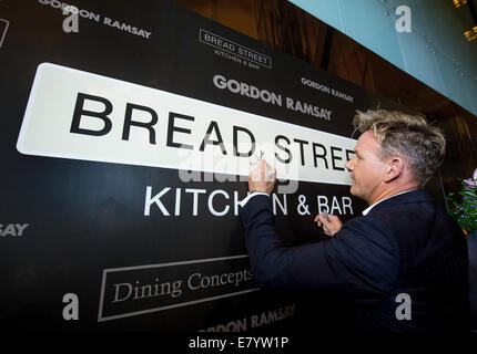 Hong Kong, Chine l'ouverture de R-S de Gordon Ramsey's Bread Street restaurant..Gordon Rmsey signe la carte de bienvenue. D Banque D'Images