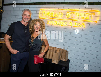 Hong Kong SAR Chine, le designer britannique Kelly Hoppen et John Gardiner à l'ouverture de Gordon Ramsey's Bread Street restaurant. Banque D'Images