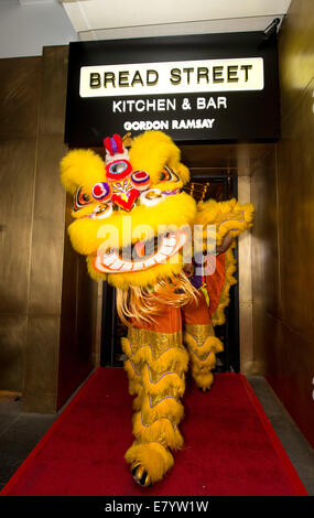 Hong Kong, Chine l'ouverture de R-S de Gordon Ramsey's Bread Street restaurant. Danse du lion pour la bonne chance et prospérité. Banque D'Images