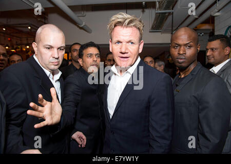 Hong Kong SAR Chine, Gordon Ramsey et ses appels travailler la foule à l'ouverture de Gordon Ramsey's Bread Street restaurant. Banque D'Images