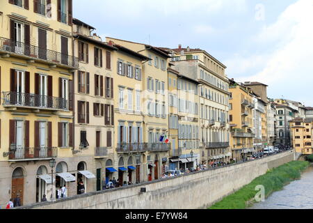 Bâtiments historiques le long de l'Arno à Florence, Italie Banque D'Images