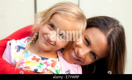 Portrait de femme avec sa fille (4-5 ans) Banque D'Images