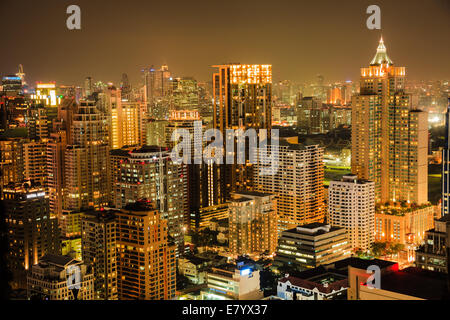 Vue de Bangkok dans la nuit. Cette photo a été prise au centre commercial de Bangkok, Thaïlande. Banque D'Images