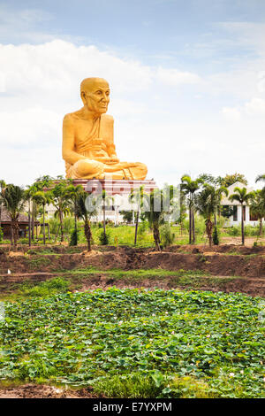 Statue géante du célèbre moine thaïlandais situé dans la province d'Ayutthaya, près de l'autoroute vers le nord de la Thaïlande. Banque D'Images