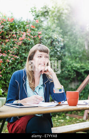 Woman outdoors with tablet pc Banque D'Images