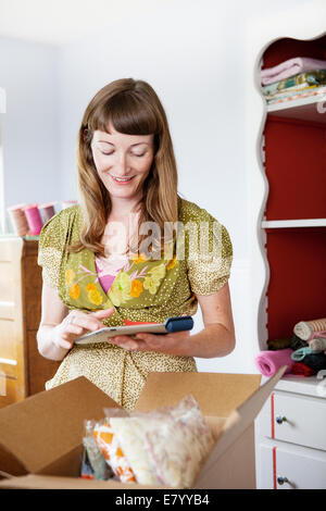 Woman with tablet pc en studio de mode Banque D'Images