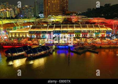 Lumières colorées des bars et restaurants à Clarke Quay à Singapour, République de Singapour Banque D'Images