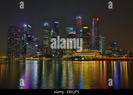 La ville de Singapour et Marina Bay skyline at night, République de Singapour Banque D'Images