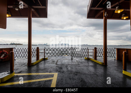 Staten Island, New York - Vue depuis le niveau inférieur de la bac de Staten Island à Manhattan sur l'horizon. Banque D'Images