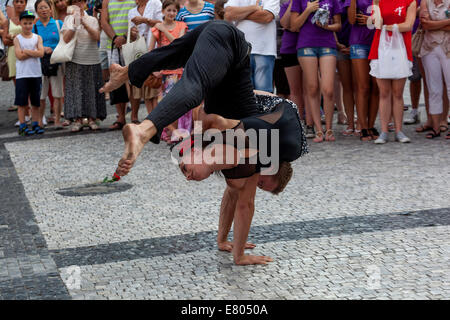 Acrobates de rue démontrent leur show devant les touristes, la Place Venceslas, Mustek, Prague, République Tchèque Banque D'Images