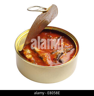 Les conserves de poisson en sauce tomate isolé sur fond blanc Banque D'Images