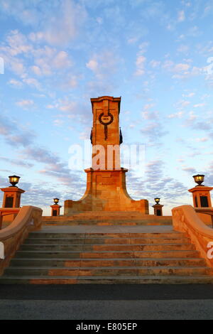 L'aube sur la Colline du Monument commémoratif de guerre à Fremantle, Australie occidentale, Australie. Banque D'Images