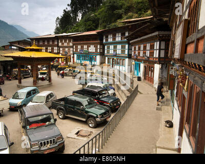 L'est du Bhoutan, les véhicules garés à Trashigang, boutiques dans main bazaar Banque D'Images