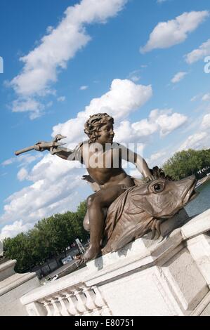 Le pont en face de la chambre des Invalides à Paris Banque D'Images