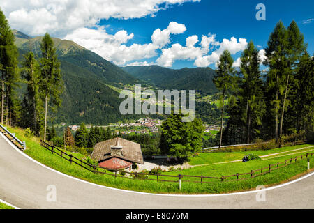 Dans la vallée du Tyrol du Sud, Dolomites, Italie Banque D'Images